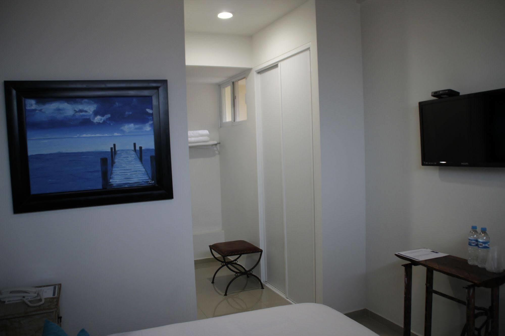 Suites Chapultepec Гуадалахара Екстериор снимка